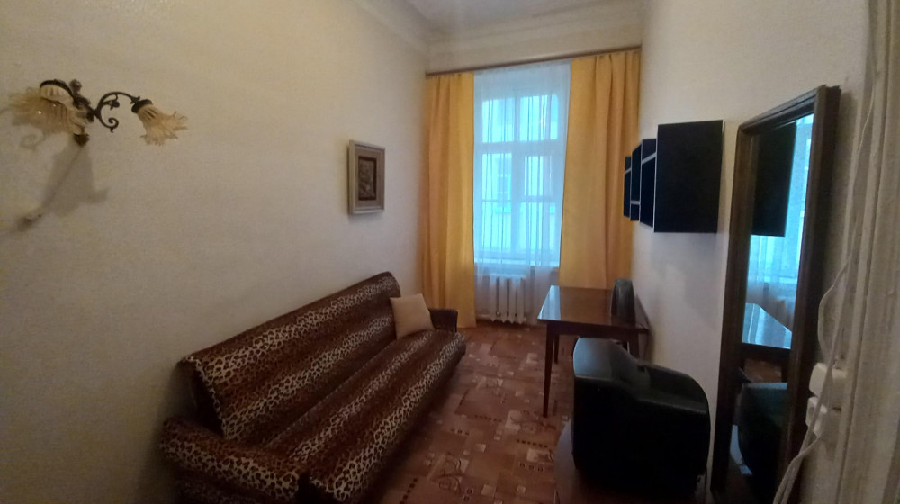 Зашёл в коммуналку в центре Петербурга, где комната стоит 4 миллиона