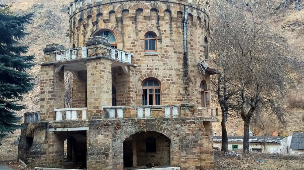 На окраине Кисловодска полуразрушенные дома стоят дороже чем в центре Москвы