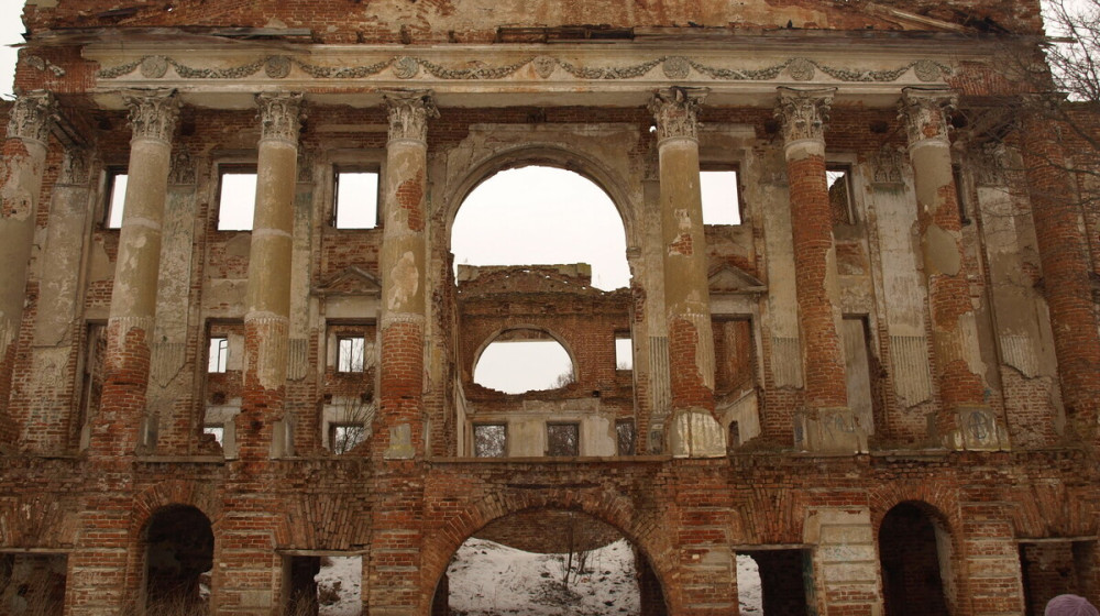 Заброшенная усадьба богатого лесопромышленника, показываю, как выглядит фасад и что мы увидели внутри двора