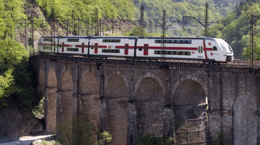 Поезд у подъезда Город, где железка проехала прямо по центру